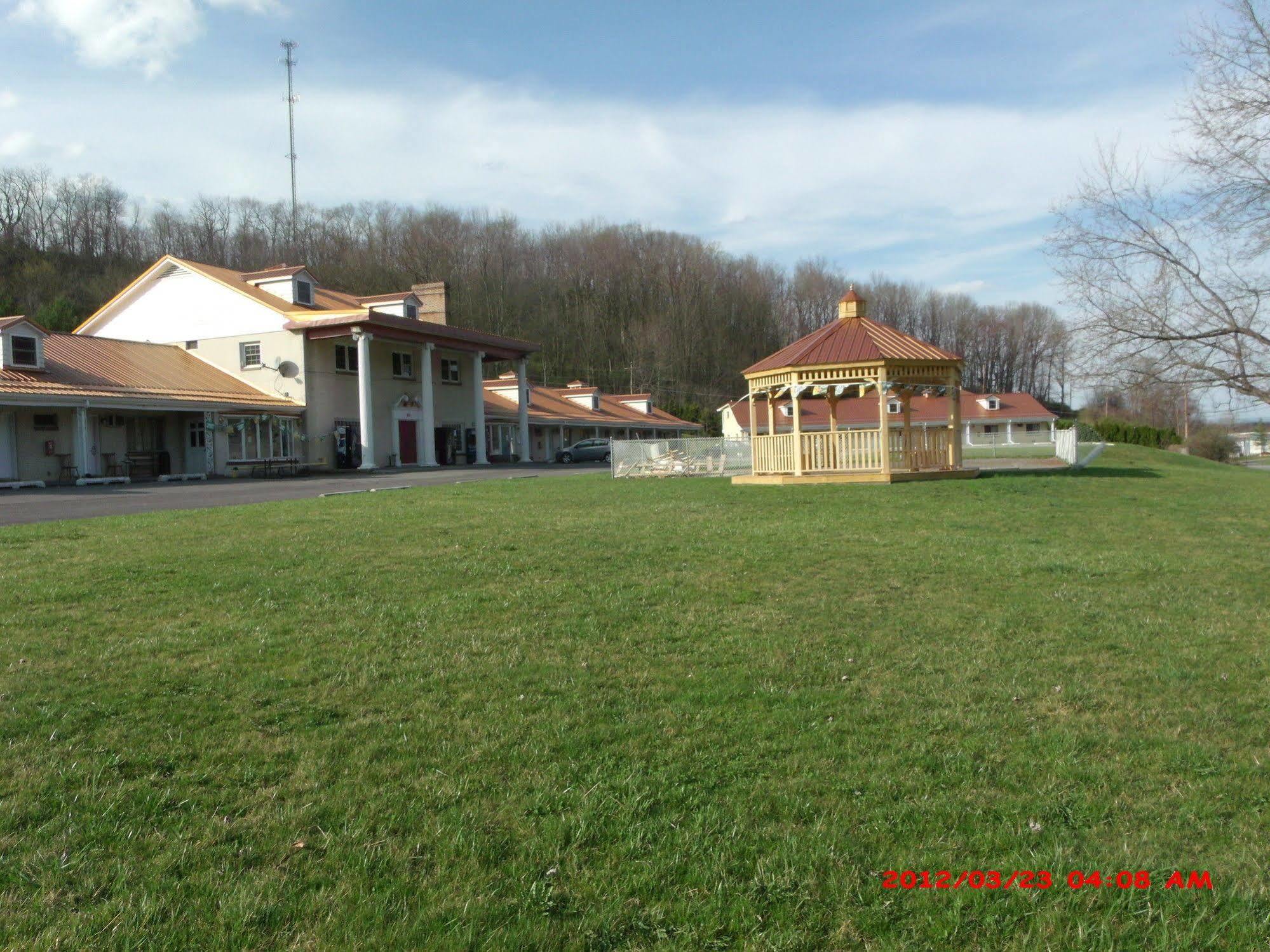 Relax Inn Altoona Exterior photo